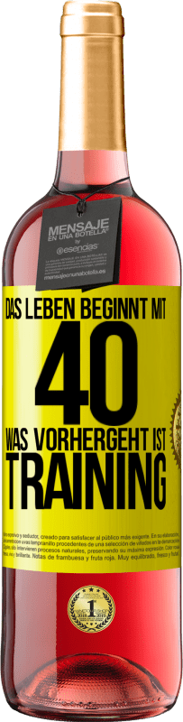 29,95 € Kostenloser Versand | Roséwein ROSÉ Ausgabe Das Leben beginnt mit 40. Was vorhergeht ist Training Gelbes Etikett. Anpassbares Etikett Junger Wein Ernte 2024 Tempranillo