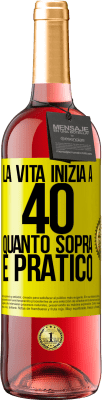 29,95 € Spedizione Gratuita | Vino rosato Edizione ROSÉ La vita inizia a 40 anni. Quanto sopra è pratico Etichetta Gialla. Etichetta personalizzabile Vino giovane Raccogliere 2025 Tempranillo