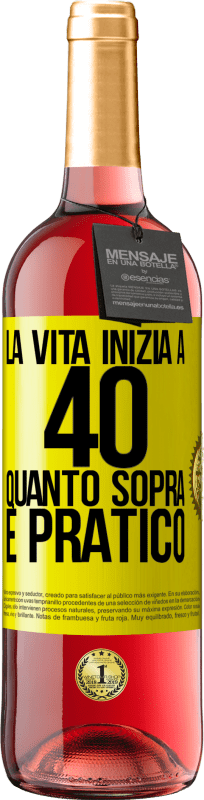 29,95 € Spedizione Gratuita | Vino rosato Edizione ROSÉ La vita inizia a 40 anni. Quanto sopra è pratico Etichetta Gialla. Etichetta personalizzabile Vino giovane Raccogliere 2024 Tempranillo