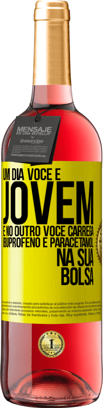 29,95 € Envio grátis | Vinho rosé Edição ROSÉ Um dia você é jovem e no outro você carrega ibuprofeno e paracetamol na sua bolsa Etiqueta Amarela. Etiqueta personalizável Vinho jovem Colheita 2024 Tempranillo