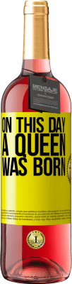 29,95 € Free Shipping | Rosé Wine ROSÉ Edition On this day a queen was born Yellow Label. Customizable label Young wine Harvest 2025 Tempranillo