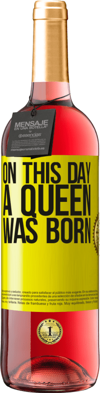29,95 € Envío gratis | Vino Rosado Edición ROSÉ On this day a queen was born Etiqueta Amarilla. Etiqueta personalizable Vino joven Cosecha 2023 Tempranillo