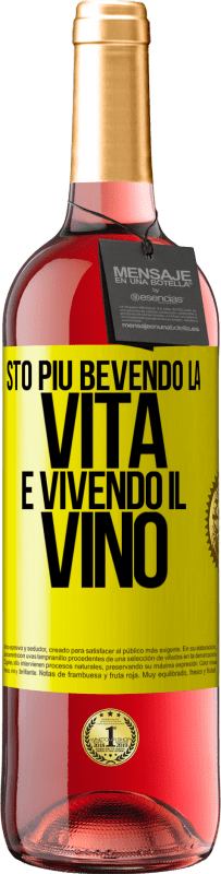 29,95 € Spedizione Gratuita | Vino rosato Edizione ROSÉ Sto più bevendo la vita e vivendo il vino Etichetta Gialla. Etichetta personalizzabile Vino giovane Raccogliere 2023 Tempranillo