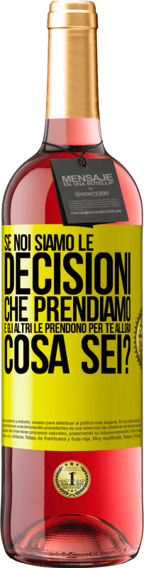 29,95 € Spedizione Gratuita | Vino rosato Edizione ROSÉ Se noi siamo le decisioni che prendiamo e gli altri le prendono per te, allora cosa sei? Etichetta Gialla. Etichetta personalizzabile Vino giovane Raccogliere 2023 Tempranillo