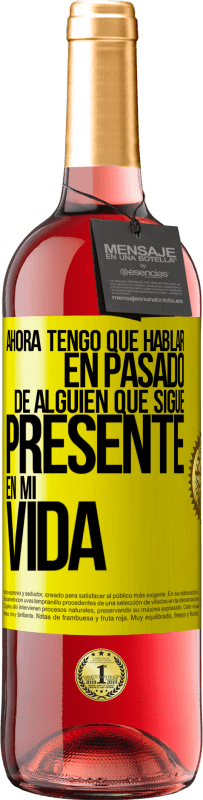 29,95 € Envío gratis | Vino Rosado Edición ROSÉ Ahora tengo que hablar en pasado de alguien que sigue presente en mi vida Etiqueta Amarilla. Etiqueta personalizable Vino joven Cosecha 2023 Tempranillo