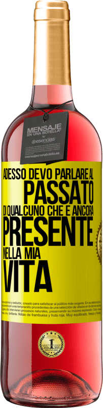 29,95 € Spedizione Gratuita | Vino rosato Edizione ROSÉ Adesso devo parlare al passato di qualcuno che è ancora presente nella mia vita Etichetta Gialla. Etichetta personalizzabile Vino giovane Raccogliere 2023 Tempranillo