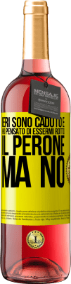 29,95 € Spedizione Gratuita | Vino rosato Edizione ROSÉ Ieri sono caduto e ho pensato di essermi rotto il perone. Ma no Etichetta Gialla. Etichetta personalizzabile Vino giovane Raccogliere 2023 Tempranillo