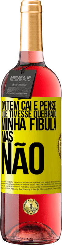 29,95 € Envio grátis | Vinho rosé Edição ROSÉ Ontem caí e pensei que tivesse quebrado minha fíbula. Mas não Etiqueta Amarela. Etiqueta personalizável Vinho jovem Colheita 2025 Tempranillo