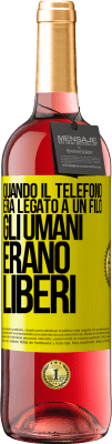 29,95 € Spedizione Gratuita | Vino rosato Edizione ROSÉ Quando il telefono era legato a un filo, gli umani erano liberi Etichetta Gialla. Etichetta personalizzabile Vino giovane Raccogliere 2025 Tempranillo
