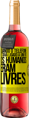 29,95 € Envio grátis | Vinho rosé Edição ROSÉ Quando o telefone estava ligado a um fio, os humanos eram livres Etiqueta Amarela. Etiqueta personalizável Vinho jovem Colheita 2025 Tempranillo