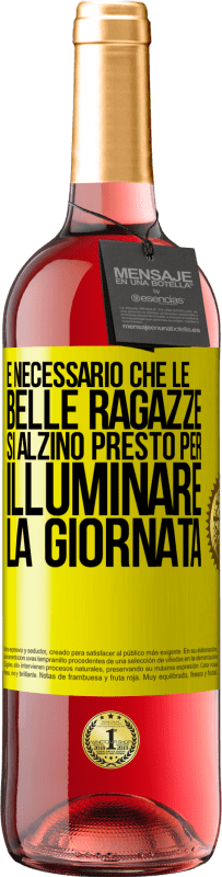 29,95 € Spedizione Gratuita | Vino rosato Edizione ROSÉ È necessario che le belle ragazze si alzino presto per illuminare la giornata Etichetta Gialla. Etichetta personalizzabile Vino giovane Raccogliere 2024 Tempranillo