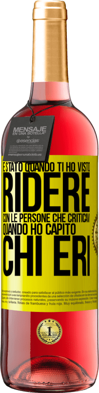 29,95 € Spedizione Gratuita | Vino rosato Edizione ROSÉ È stato quando ti ho visto ridere con le persone che criticavi, quando ho capito chi eri Etichetta Gialla. Etichetta personalizzabile Vino giovane Raccogliere 2023 Tempranillo