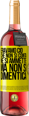 29,95 € Spedizione Gratuita | Vino rosato Edizione ROSÉ Eravamo ciò che non si conta, né si ammette, ma non si dimentica Etichetta Gialla. Etichetta personalizzabile Vino giovane Raccogliere 2023 Tempranillo