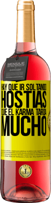 29,95 € Envío gratis | Vino Rosado Edición ROSÉ Hay que ir soltando hostias, que el karma tarda mucho Etiqueta Amarilla. Etiqueta personalizable Vino joven Cosecha 2025 Tempranillo