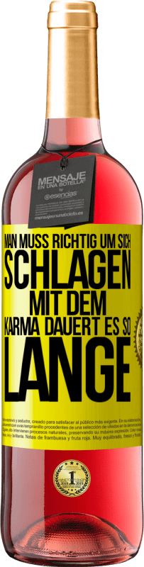 29,95 € Kostenloser Versand | Roséwein ROSÉ Ausgabe Man muss richtig um sich schlagen, mit dem Karma dauert es so lange Gelbes Etikett. Anpassbares Etikett Junger Wein Ernte 2024 Tempranillo