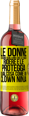 29,95 € Spedizione Gratuita | Vino rosato Edizione ROSÉ Le donne cercano qualcuno che le faccia ridere e le protegga, qualcosa come un clown ninja Etichetta Gialla. Etichetta personalizzabile Vino giovane Raccogliere 2023 Tempranillo