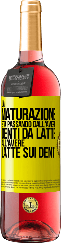 29,95 € Spedizione Gratuita | Vino rosato Edizione ROSÉ La maturazione sta passando dall'avere denti da latte all'avere latte sui denti Etichetta Gialla. Etichetta personalizzabile Vino giovane Raccogliere 2023 Tempranillo