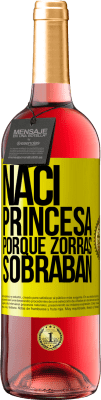29,95 € Envío gratis | Vino Rosado Edición ROSÉ Nací princesa porque zorras sobraban Etiqueta Amarilla. Etiqueta personalizable Vino joven Cosecha 2025 Tempranillo