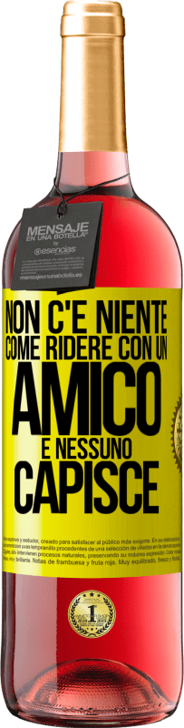 29,95 € Spedizione Gratuita | Vino rosato Edizione ROSÉ Non c'è niente come ridere con un amico e nessuno capisce Etichetta Gialla. Etichetta personalizzabile Vino giovane Raccogliere 2025 Tempranillo