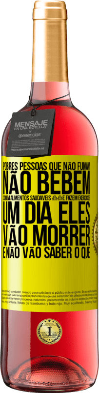 29,95 € Envio grátis | Vinho rosé Edição ROSÉ Pobres pessoas que não fumam, não bebem, comem alimentos saudáveis e fazem exercícios. Um dia eles vão morrer e não vão Etiqueta Amarela. Etiqueta personalizável Vinho jovem Colheita 2025 Tempranillo