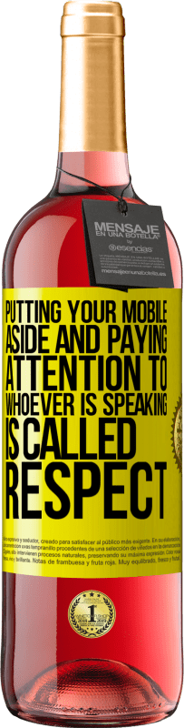 29,95 € 送料無料 | ロゼワイン ROSÉエディション あなたの携帯電話を脇に置き、話している人に注意を払うことは、尊敬と呼ばれます 黄色のラベル. カスタマイズ可能なラベル 若いワイン 収穫 2025 Tempranillo