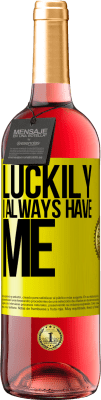 29,95 € 送料無料 | ロゼワイン ROSÉエディション 幸いなことに私はいつも私を持っています 黄色のラベル. カスタマイズ可能なラベル 若いワイン 収穫 2025 Tempranillo