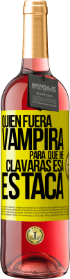 29,95 € Envío gratis | Vino Rosado Edición ROSÉ Quién fuera vampira para que me clavaras esa estaca Etiqueta Amarilla. Etiqueta personalizable Vino joven Cosecha 2023 Tempranillo