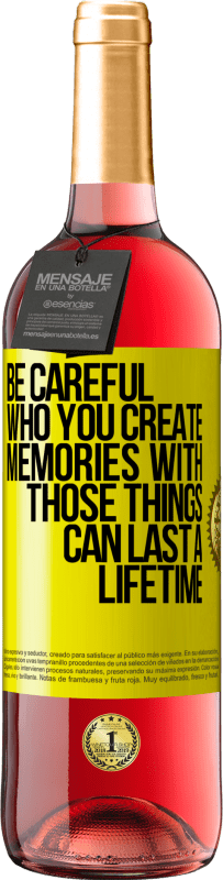 29,95 € 免费送货 | 桃红葡萄酒 ROSÉ版 与谁一起创造回忆时要小心。那些事情可以持续一生 黄色标签. 可自定义的标签 青年酒 收成 2025 Tempranillo