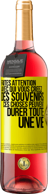 29,95 € Envoi gratuit | Vin rosé Édition ROSÉ Faites attention avec qui vous créez des souvenirs. Ces choses peuvent durer toute une vie Étiquette Jaune. Étiquette personnalisable Vin jeune Récolte 2023 Tempranillo