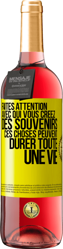 29,95 € Envoi gratuit | Vin rosé Édition ROSÉ Faites attention avec qui vous créez des souvenirs. Ces choses peuvent durer toute une vie Étiquette Jaune. Étiquette personnalisable Vin jeune Récolte 2024 Tempranillo