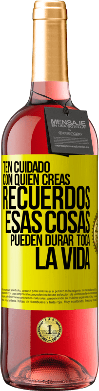 29,95 € Envío gratis | Vino Rosado Edición ROSÉ Ten cuidado con quién creas recuerdos. Esas cosas pueden durar toda la vida Etiqueta Amarilla. Etiqueta personalizable Vino joven Cosecha 2024 Tempranillo