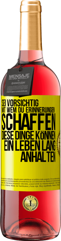 29,95 € Kostenloser Versand | Roséwein ROSÉ Ausgabe Sei vorsichtig, mit wem du Erinnerungen schaffen. Diese Dinge können ein Leben lang anhalten Gelbes Etikett. Anpassbares Etikett Junger Wein Ernte 2023 Tempranillo