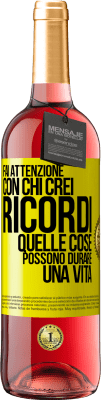 29,95 € Spedizione Gratuita | Vino rosato Edizione ROSÉ Fai attenzione con chi crei ricordi. Quelle cose possono durare una vita Etichetta Gialla. Etichetta personalizzabile Vino giovane Raccogliere 2024 Tempranillo