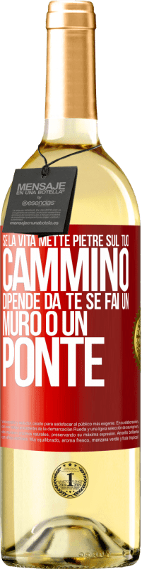 29,95 € Spedizione Gratuita | Vino bianco Edizione WHITE Se la vita mette pietre sul tuo cammino, dipende da te se fai un muro o un ponte Etichetta Rossa. Etichetta personalizzabile Vino giovane Raccogliere 2024 Verdejo