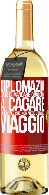 29,95 € Spedizione Gratuita | Vino bianco Edizione WHITE Diplomazia. L'arte di mandare qualcuno a cagare in modo tale che non vede l'ora del viaggio Etichetta Rossa. Etichetta personalizzabile Vino giovane Raccogliere 2024 Verdejo