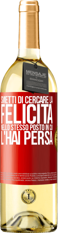 29,95 € Spedizione Gratuita | Vino bianco Edizione WHITE Smetti di cercare la felicità nello stesso posto in cui l'hai persa Etichetta Rossa. Etichetta personalizzabile Vino giovane Raccogliere 2024 Verdejo