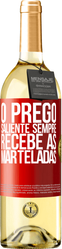 29,95 € Envio grátis | Vinho branco Edição WHITE O prego saliente sempre recebe as marteladas Etiqueta Vermelha. Etiqueta personalizável Vinho jovem Colheita 2025 Verdejo