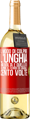 29,95 € Spedizione Gratuita | Vino bianco Edizione WHITE Il modo di colpire l'unghia una volta è quello di colpire il ferro di cavallo cento volte Etichetta Rossa. Etichetta personalizzabile Vino giovane Raccogliere 2023 Verdejo