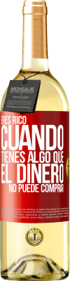 29,95 € Envío gratis | Vino Blanco Edición WHITE Eres rico cuando tienes algo que el dinero no puede comprar Etiqueta Roja. Etiqueta personalizable Vino joven Cosecha 2024 Verdejo