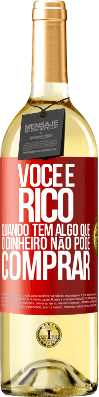 29,95 € Envio grátis | Vinho branco Edição WHITE Você é rico quando tem algo que o dinheiro não pode comprar Etiqueta Vermelha. Etiqueta personalizável Vinho jovem Colheita 2024 Verdejo