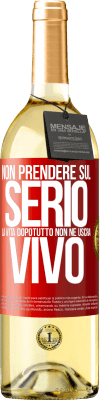 29,95 € Spedizione Gratuita | Vino bianco Edizione WHITE Non prendere sul serio la vita, dopotutto, non ne uscirai vivo Etichetta Rossa. Etichetta personalizzabile Vino giovane Raccogliere 2025 Verdejo