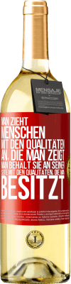 29,95 € Kostenloser Versand | Weißwein WHITE Ausgabe Man zieht Menschen mit den Qualitäten an, die man zeigt. Man behält sie an seiner Seite mit den Qualitäten, die man besitzt Rote Markierung. Anpassbares Etikett Junger Wein Ernte 2024 Verdejo