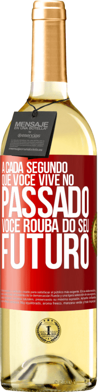 29,95 € Envio grátis | Vinho branco Edição WHITE A cada segundo que você vive no passado, você rouba do seu futuro Etiqueta Vermelha. Etiqueta personalizável Vinho jovem Colheita 2024 Verdejo