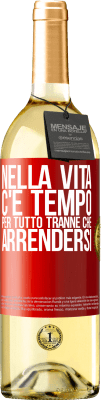 29,95 € Spedizione Gratuita | Vino bianco Edizione WHITE Nella vita c'è tempo per tutto tranne che arrendersi Etichetta Rossa. Etichetta personalizzabile Vino giovane Raccogliere 2025 Verdejo