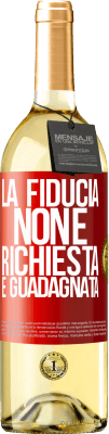 29,95 € Spedizione Gratuita | Vino bianco Edizione WHITE La fiducia non è richiesta, è guadagnata Etichetta Rossa. Etichetta personalizzabile Vino giovane Raccogliere 2024 Verdejo