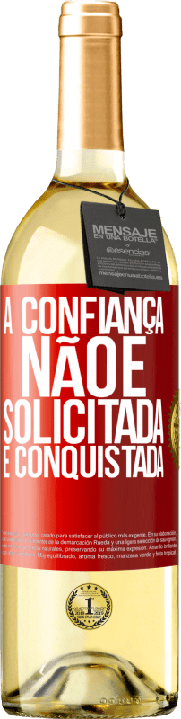 29,95 € Envio grátis | Vinho branco Edição WHITE A confiança não é solicitada, é conquistada Etiqueta Vermelha. Etiqueta personalizável Vinho jovem Colheita 2024 Verdejo