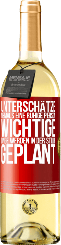 29,95 € Kostenloser Versand | Weißwein WHITE Ausgabe Unterschätze niemals eine ruhige Person, wichtige Dinge werden in der Stille geplant Rote Markierung. Anpassbares Etikett Junger Wein Ernte 2024 Verdejo