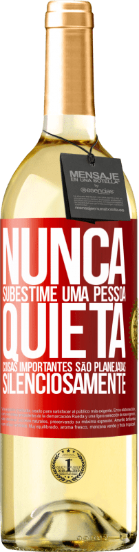 29,95 € Envio grátis | Vinho branco Edição WHITE Nunca subestime uma pessoa quieta, coisas importantes são planejadas silenciosamente Etiqueta Vermelha. Etiqueta personalizável Vinho jovem Colheita 2024 Verdejo