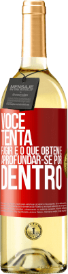 29,95 € Envio grátis | Vinho branco Edição WHITE Você tenta fugir e o que obtém é aprofundar-se por dentro Etiqueta Vermelha. Etiqueta personalizável Vinho jovem Colheita 2024 Verdejo