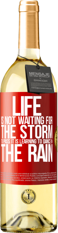 29,95 € 送料無料 | 白ワイン WHITEエディション 人生は嵐が通り過ぎるのを待っていません。雨の中で踊ることを学んでいる 赤いタグ. カスタマイズ可能なラベル 若いワイン 収穫 2023 Verdejo